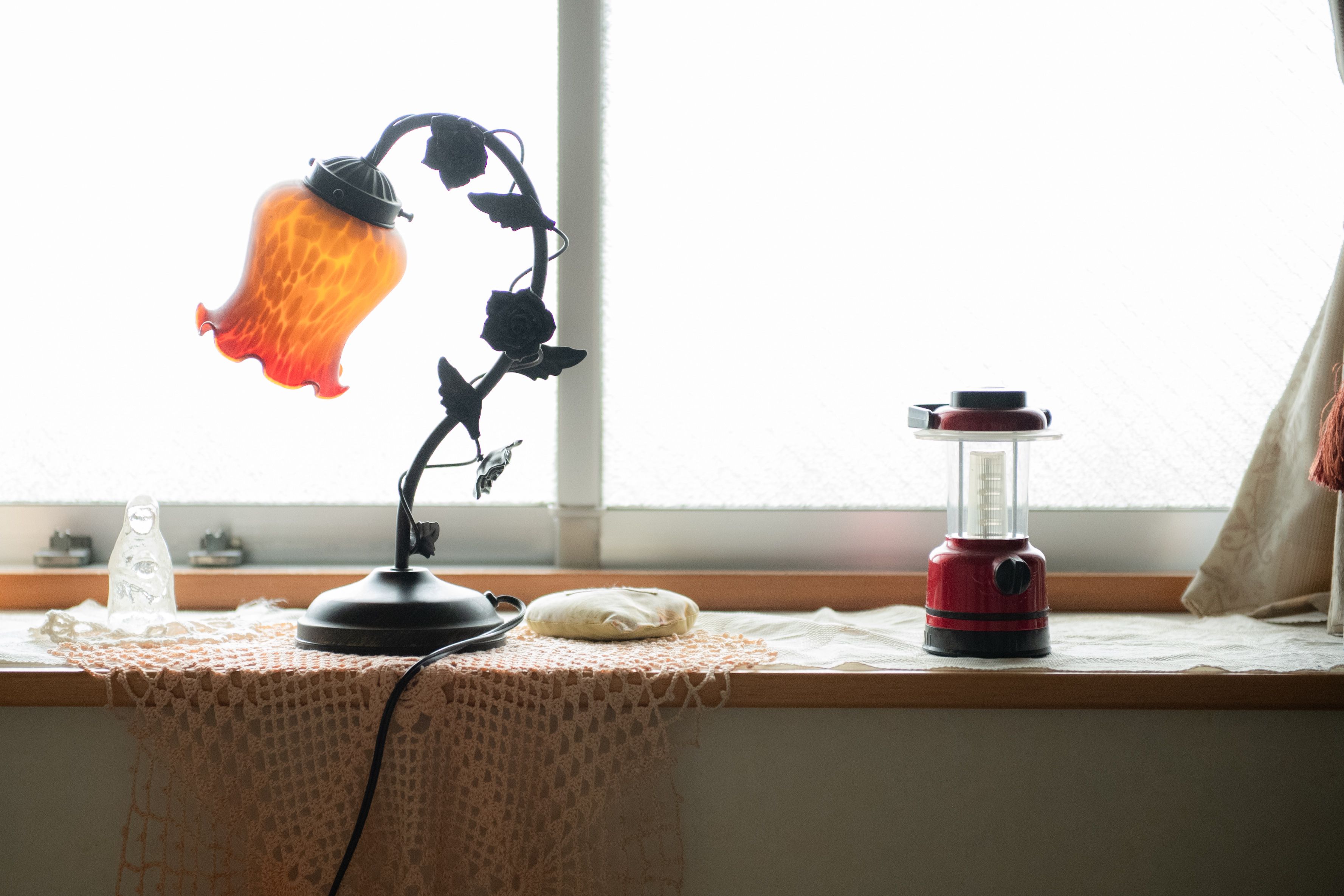 窓辺にはオレンジ色のランプが　©文藝春秋