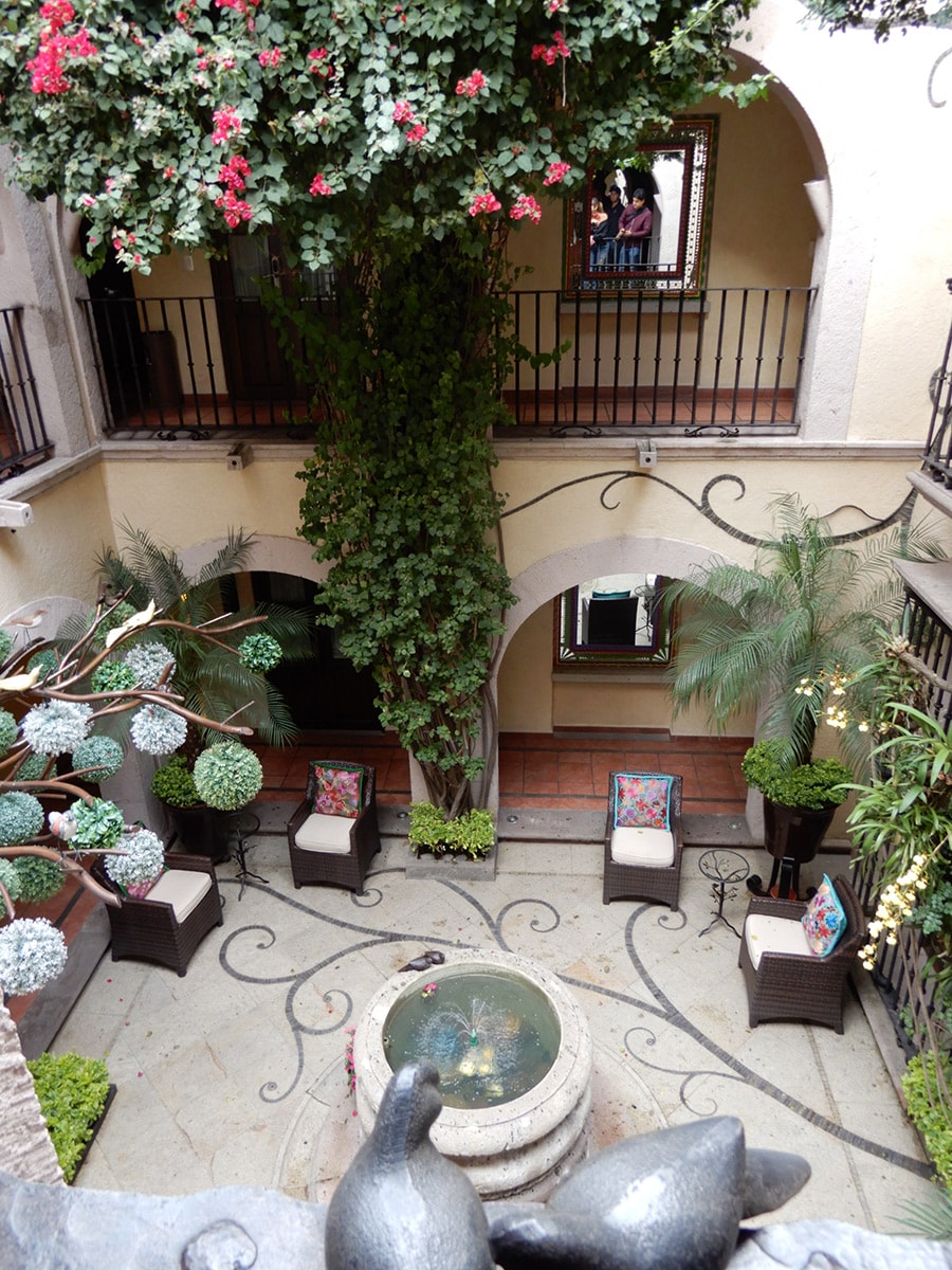 中庭を見下ろす手すりには、寄り添い合うハトの彫刻が。ロマンチックなモチーフがあちこちに。