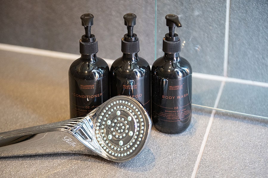 浴室のシャワーヘッドには、肌に優しいウルトラファインバブルとマイクロバブルの洗浄力が魅力のReFaブランドを採用。ヘアケアとボディソープは環境に配慮したブランドMillennium Organics。