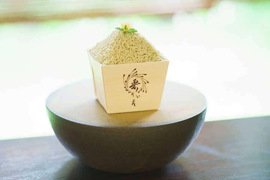 「愛宕のこぼれモンブラン」は、テイクアウトも可能。950円。こちらのお皿は、地元・笠間の陶芸家、Keicondoさん作。