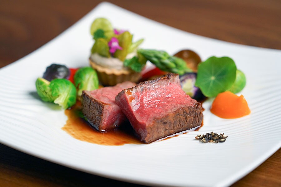 夕食は、地元の旬の食材を使った和洋会席。写真は2023年4月から提供される「華プラン」より、佐賀県産黒毛和牛ロースのロースト。