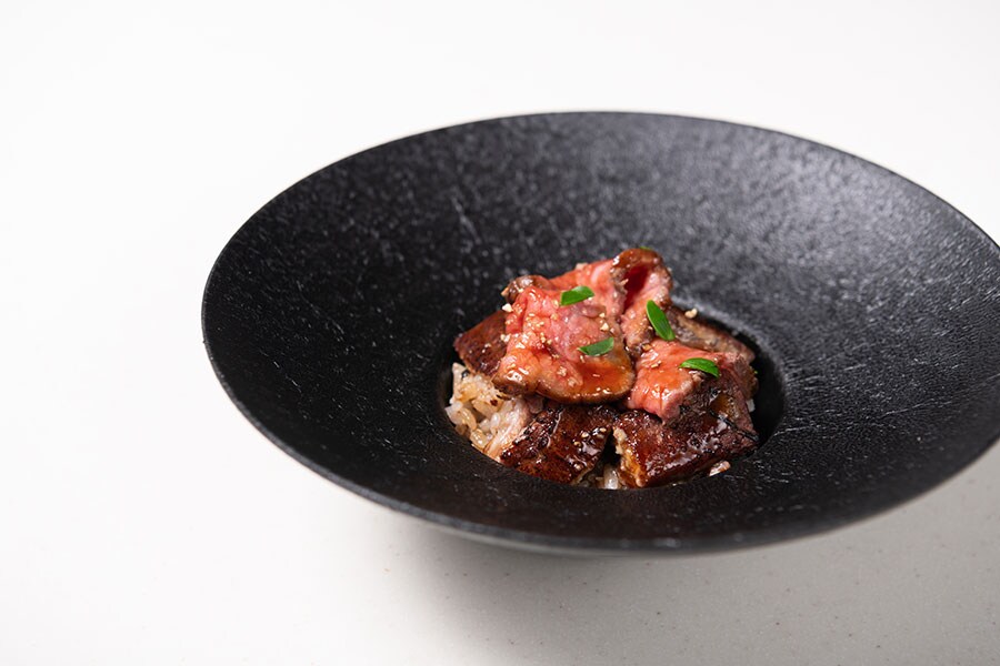 ローストした宮崎牛と鰻の洋風蒲焼をのせた一皿はフレンチを日本のどんぶりに再解釈した一品。