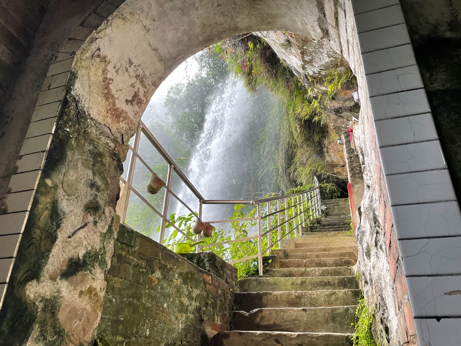 本堂の先にも階段があり、ここから滝の裏側へ行くことができます。