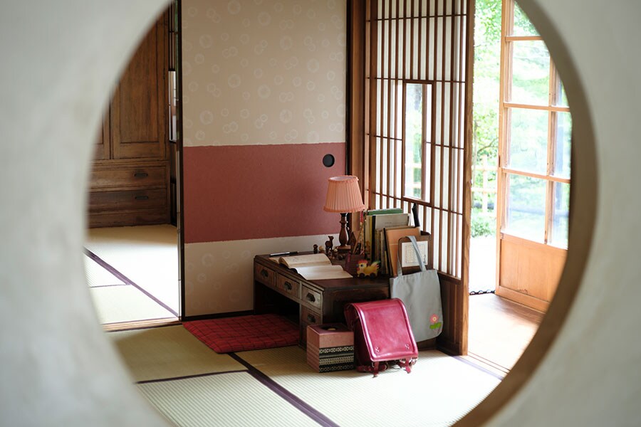 円窓をのぞき込むと勉強机が。サツキとメイはちゃんと勉強してるかな？©Studio Ghibli