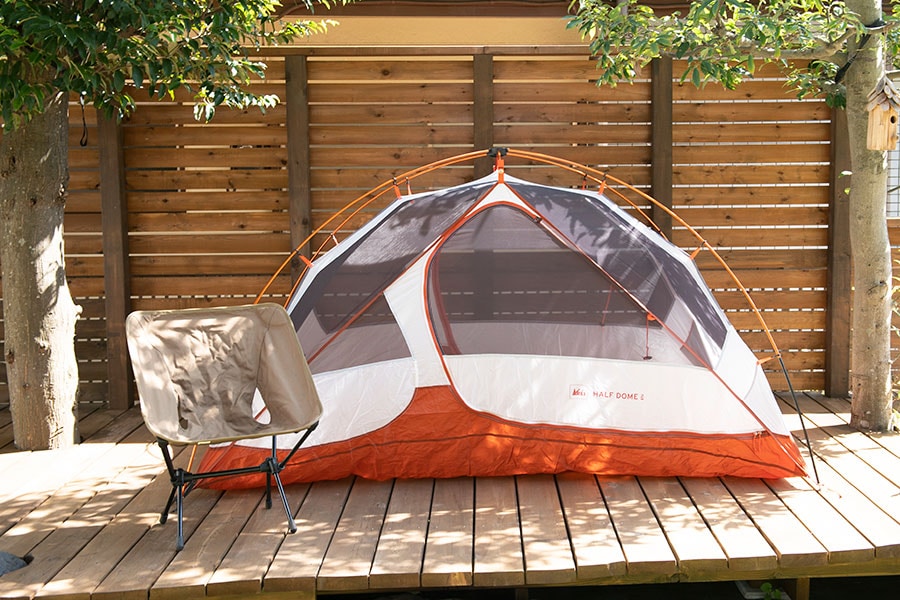 初心者でも簡単に設営できる吊り下げ式テント。写真は全体を覆うフライシートを外した状態で、このままでも使える。