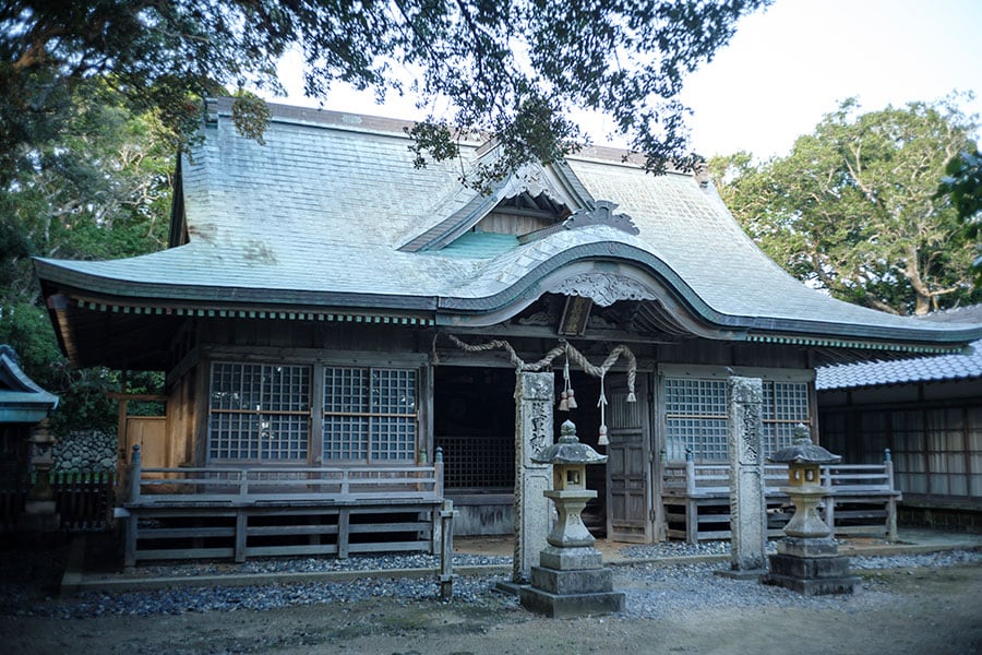 もともと潮岬灯台があった場所「潮見の端」に建てられていた潮御崎神社。灯台建設に伴い、旧社地であった「静之峯」に遷座されている。潮岬灯台からもその姿が見える。