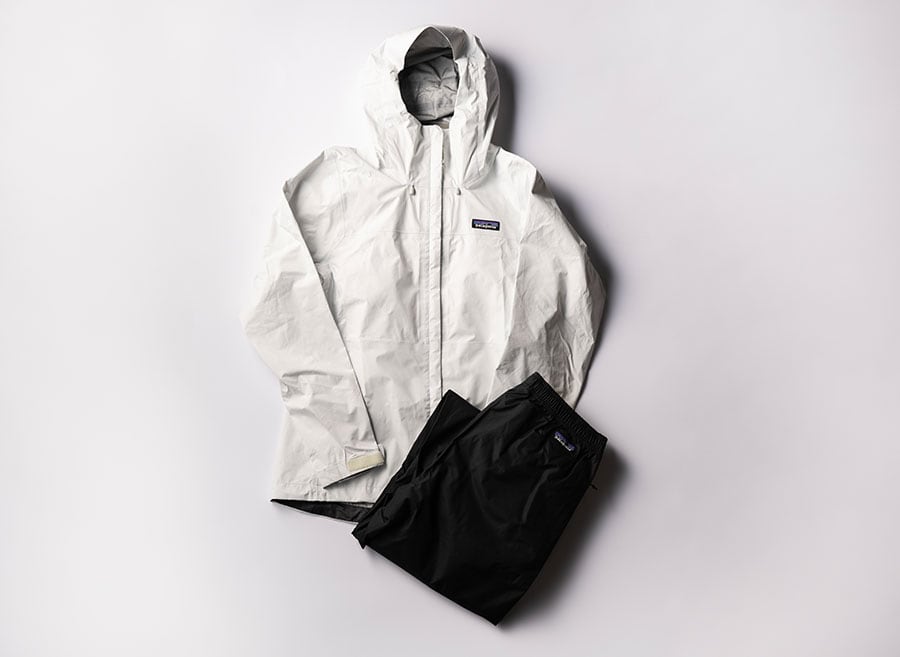 ウィメンズ・トレントシェル3L・ジャケット Birch White 24,200円、ウィメンズ・トレントシェル 3L・パンツ 17,600円／Patagonia(パタゴニア)