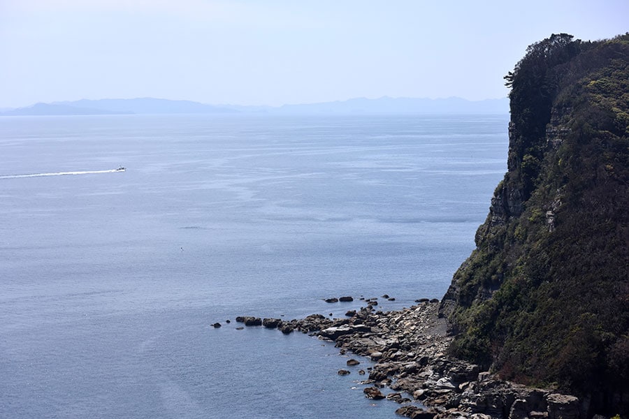 蕨展望所から。水平線に滲むように浮かぶのは五島列島。