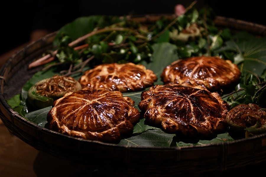 焼きたてのパイの中には豚足と、いったんドライにしてから炊いた紅芯大根が。