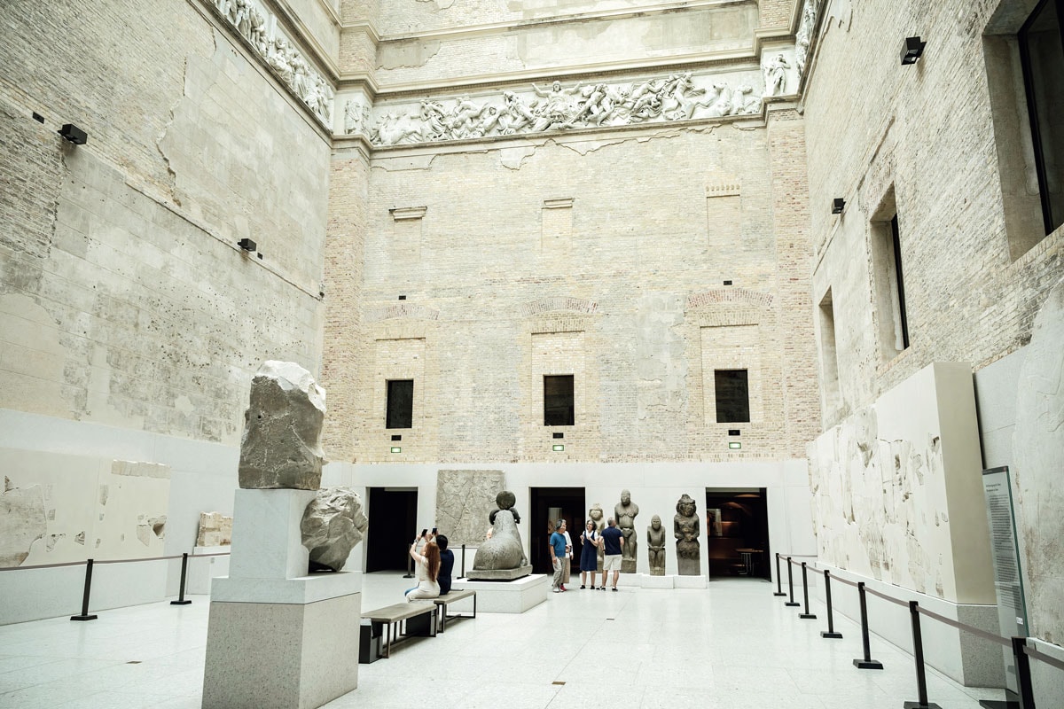 古代ギリシャのレリーフを並べた中庭。