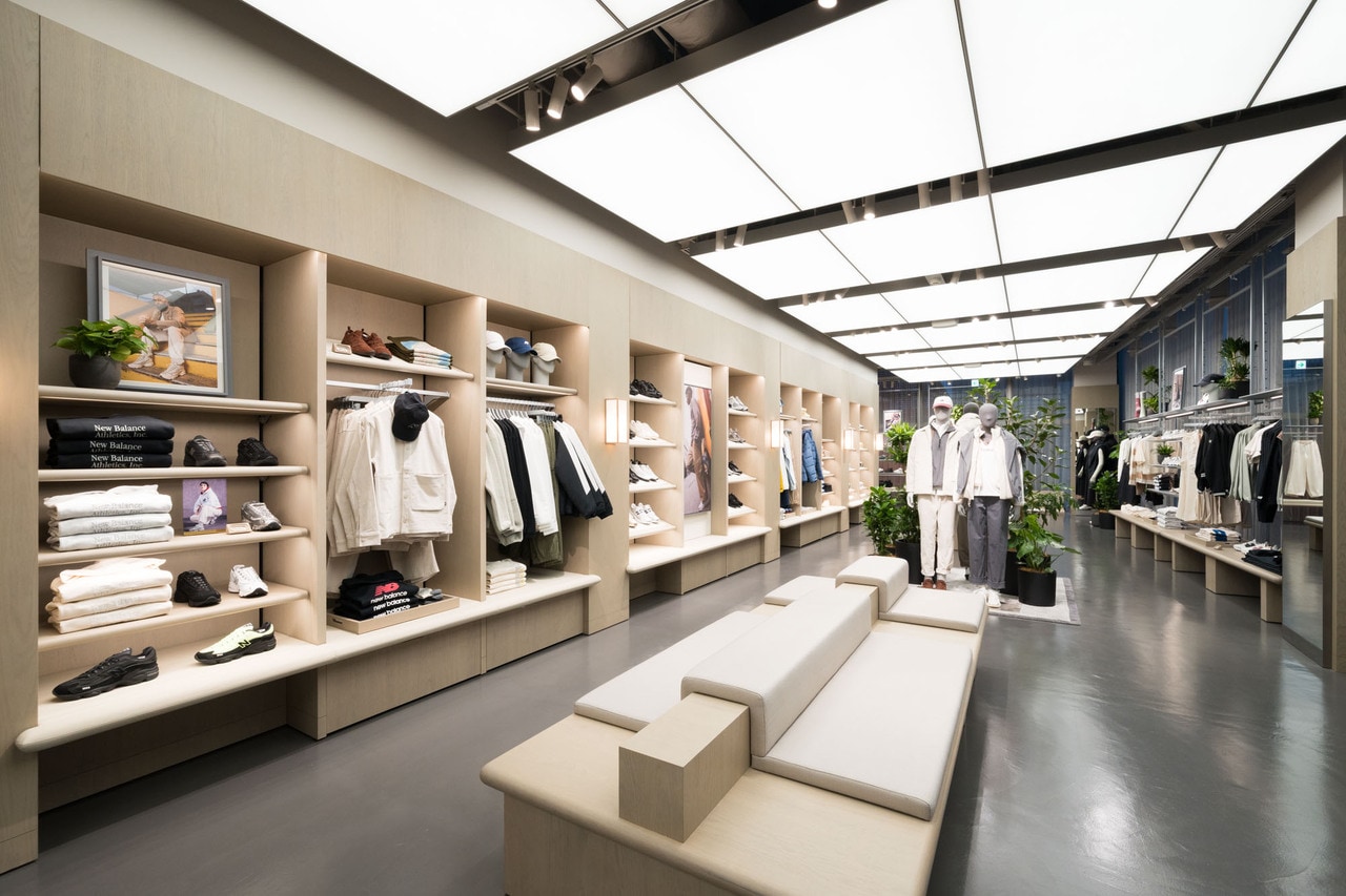 日常の中で着られるアパレルが並ぶ。機能的な素材で作ったジャケットやスラックスなどもそろえる
