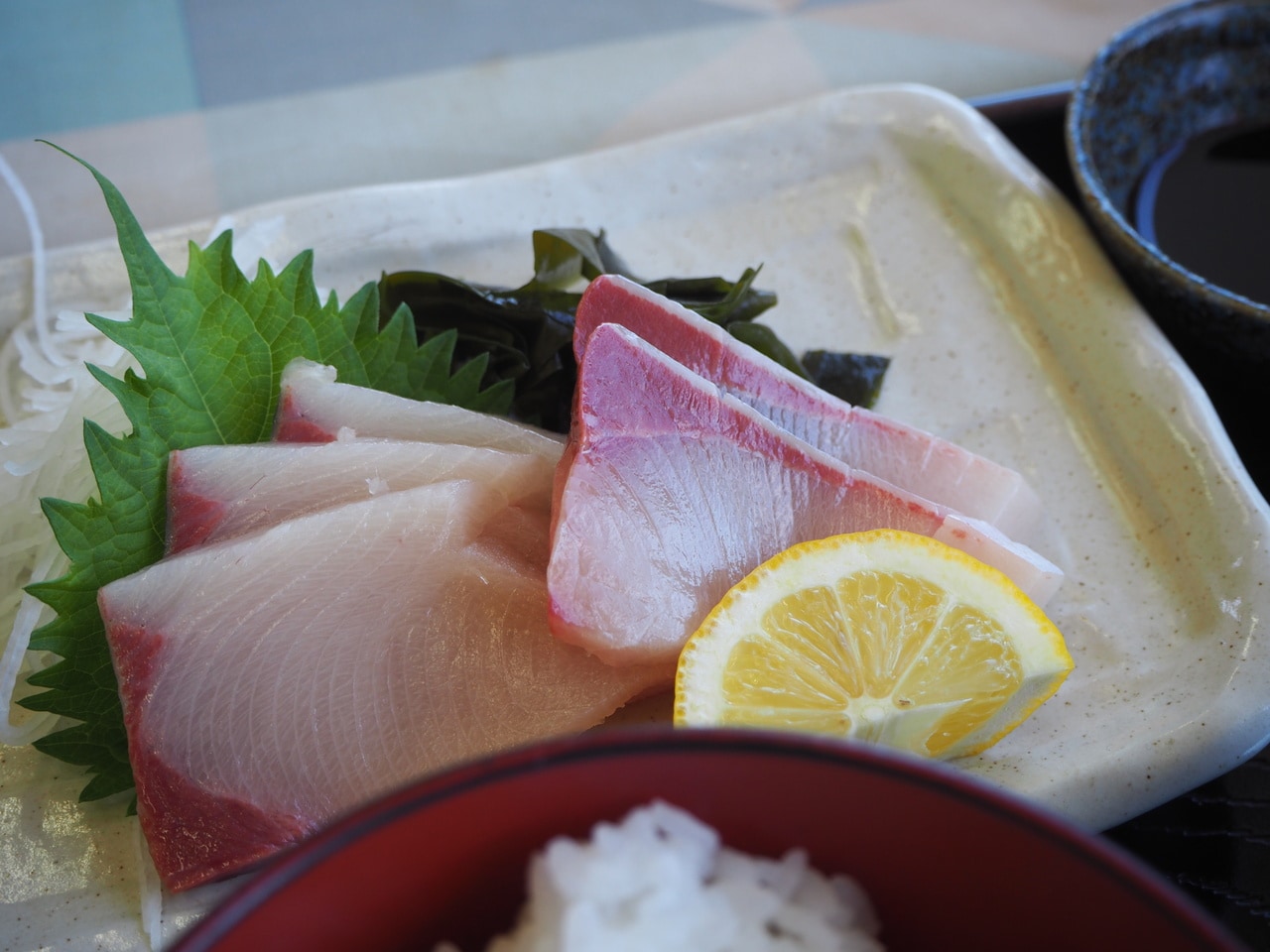 オリーブハマチ刺身定食 5切れ 1,000円。