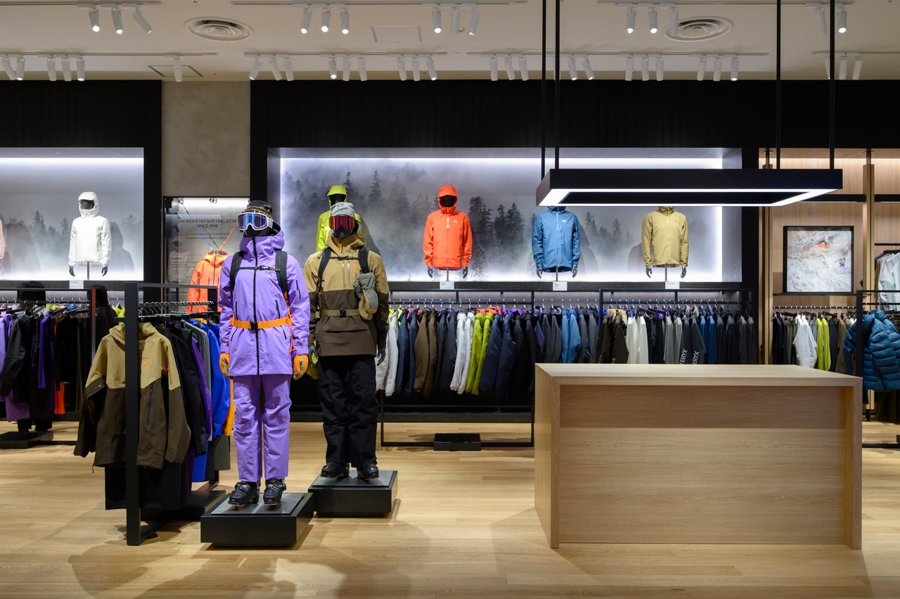 フロア中央にディスプレイされたスノーライン。バックカントリーやサイドカントリー、ゲレンデ滑走、冬のリゾート滞在などアクティビティに合わせたウインタースポーツのウェアを探すことができる。