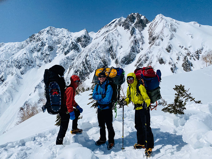 冬の北アルプスで歩荷をする山屋のメンバー／写真提供：秋本真宏