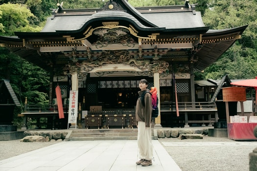 鳥居をくぐると、迫力満点の寳登山神社本殿が出迎えます。本殿奥には、倉稲魂命（うかのみたまのみこと）を祀る宝玉稲荷神社が。お稲荷さまにお参りすると、なくしていたものが見つかるとも言われています。菊池さん着用：ターギー フォー ミッド ウォータープルーフ ¥24,200、ジャケット ¥14,300／ともにキーン（キーン・ジャパン）、zipトップス 11,000円／マーモット（サードシップ）、パンツ 30,800円／ワイドット（NORDISK APPAREL）、バックパック 59,400円／ライトエーエフ（バンブーシュート）