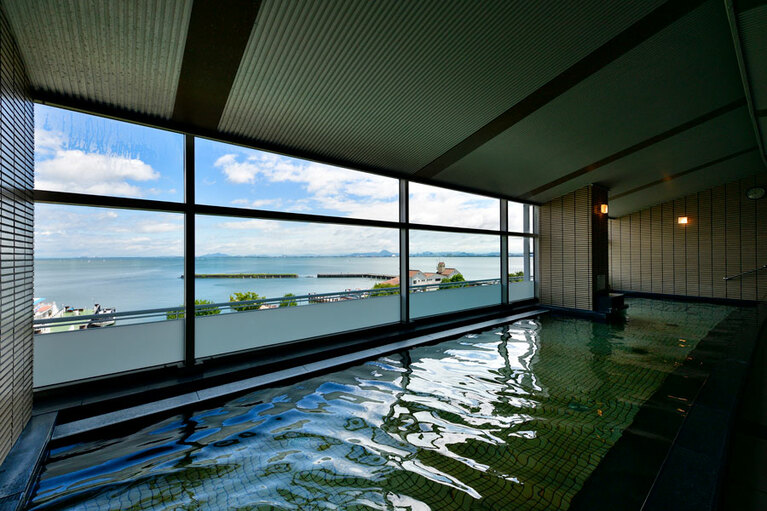 天然温泉「瑠璃温泉 るりの湯」の内湯から眺める琵琶湖も格別。