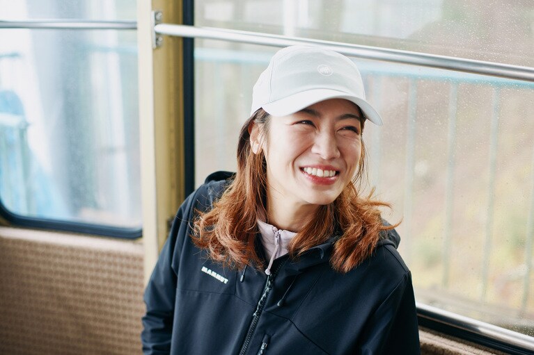 フーディの中に合わせたフリースジャケットは、〈マムート〉の定番のフリースをより軽量にしたモデル。軽さだけでなく驚くほどやわらかく肌ざわりが良い。特許取得のワッフル構造が優れた熱対重量比を実現し、ジャケットの通気性も抜群。速乾性があり、小さく収納することも可能。