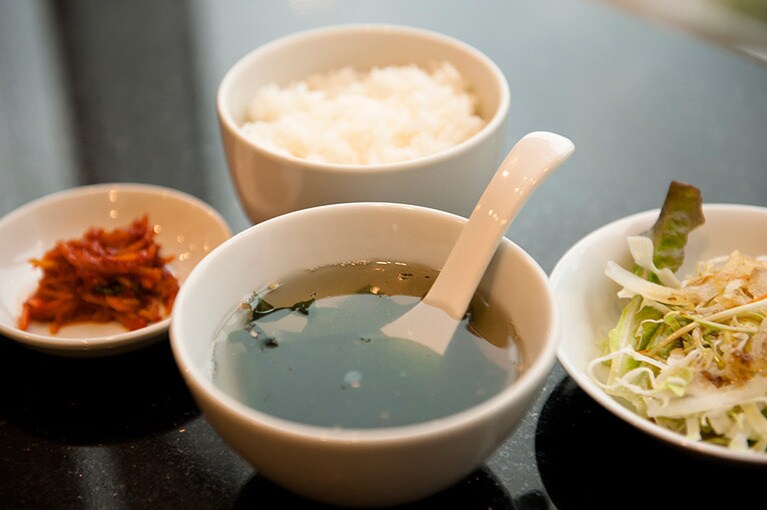 ［焼肉 もとぶ牧場　那覇店］店名通り焼肉がメインの店なので、セットにわかめスープやキムチなどが付く。