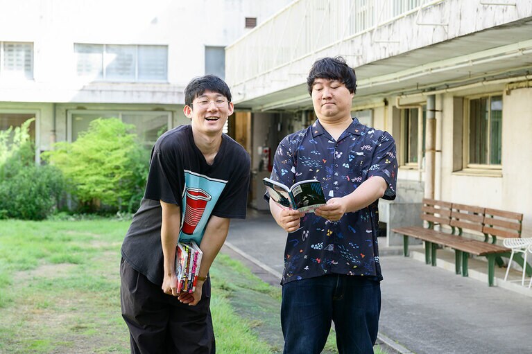 インタビューに答えてくれた、ロングコートダディのおふたり。