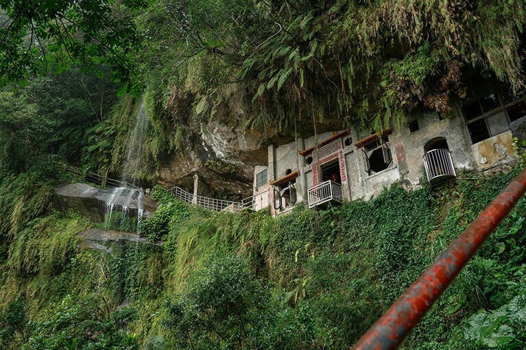 こちらが「銀河瀑布」と「銀河洞純陽宮」。滝の水量は日によって変わるそう。