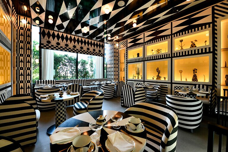 レセプションと同じフロアにあるティールーム「ティース」は、厳選した紅茶が豊富。