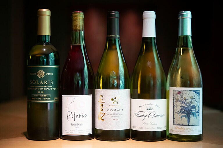 フレンチコースで登場する信州デギュスタシオンコース全5種類の一例。5,500円～。「ファンキー・シャトー」の“ストラトキャッセ”や、「マンズワイン」の“ソラリス”、「楠わいなりー」のリースリングなど人気のワインが並ぶ。