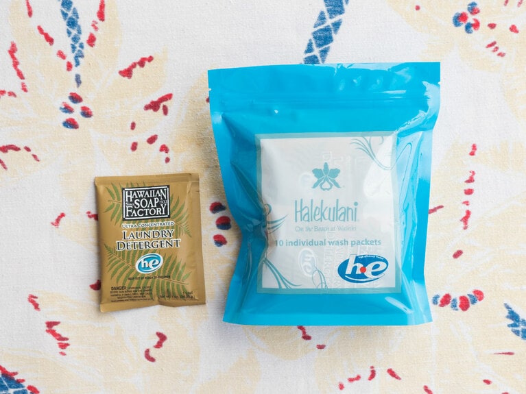 【Halekulani】ホテルのランドリーと同じ香りの洗剤、ハレクラニ デタージェント（10パック）26ドル／Halekulani Boutique