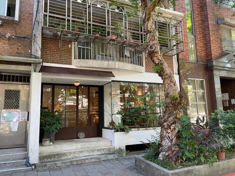 木製フレームの外観が印象的で、思わず足を止めたくなる佇まい。