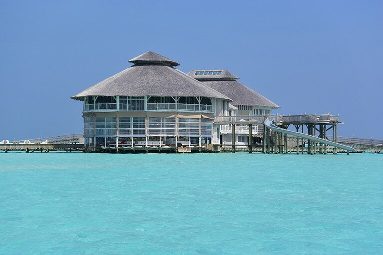 レストランやスパ、ブティックなどが入った、3階建てのメイン棟「ギャザリング」。