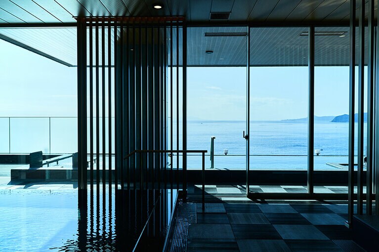 展望露天風呂では絶景を眺めながらくつろぐことができる。