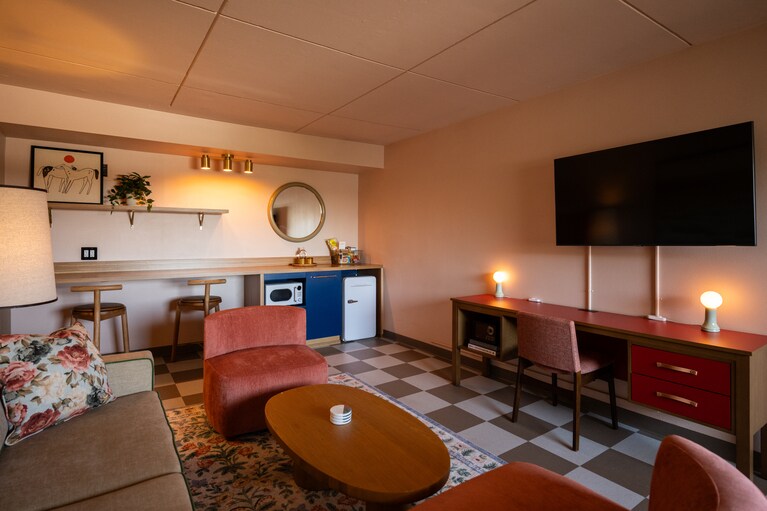 ヴィンテージテイストの調度品でまとめられた「スイート」のリビングルーム。