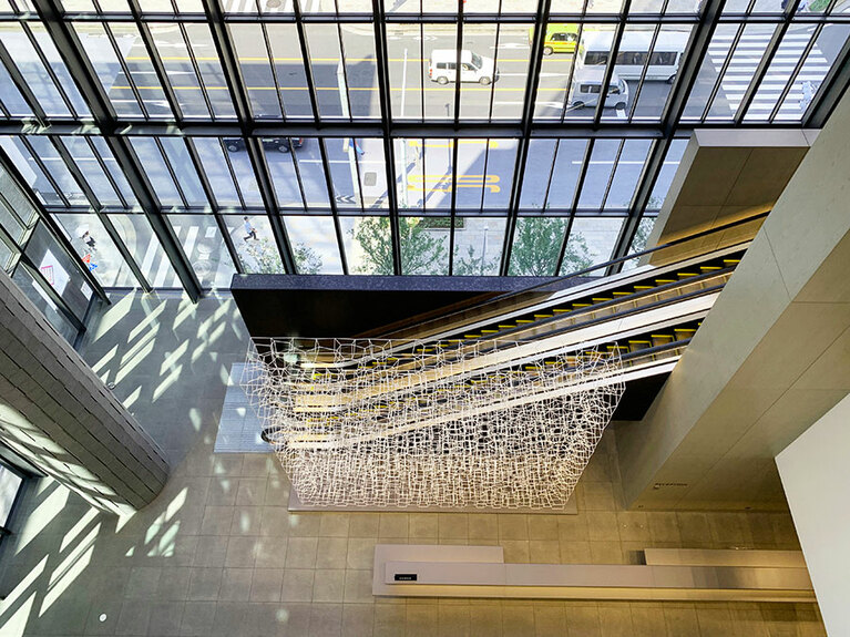 1F、2Fは吹き抜け空間になっており、大型ガラスからは外光がたっぷりと入る。