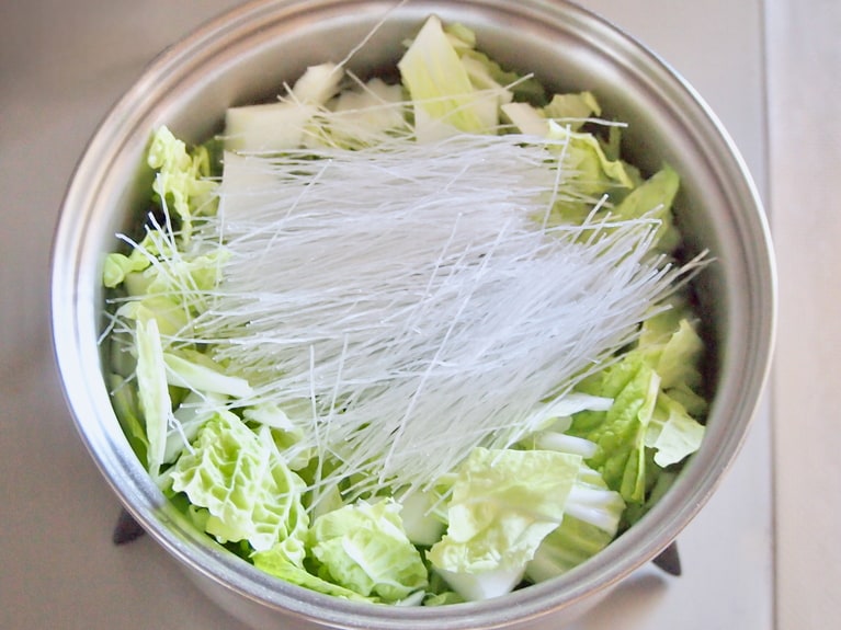 肉団子が上に浮いてきたら、（1）の白菜、春雨を入れて加熱する。