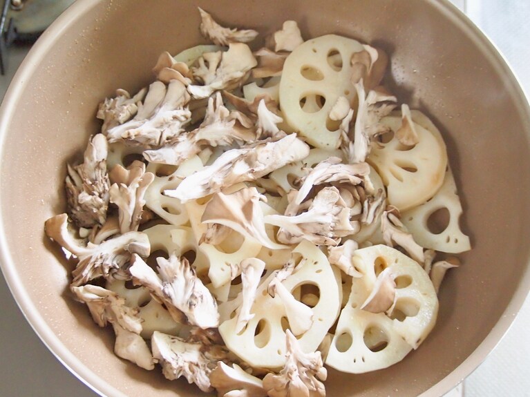 フライパンにごま油を敷き（1）の蓮根、手でほぐした舞茸を入れて炒める。舞茸がしんなりしてきたら、一旦バットなどに取り出す。