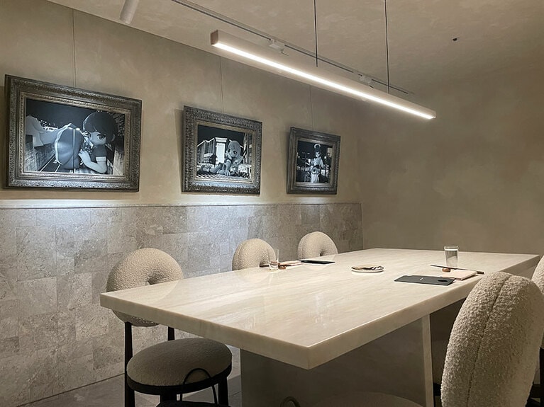 白を基調とした清潔感あふれる個室の内装。部屋の中には洗面所も完備されています。