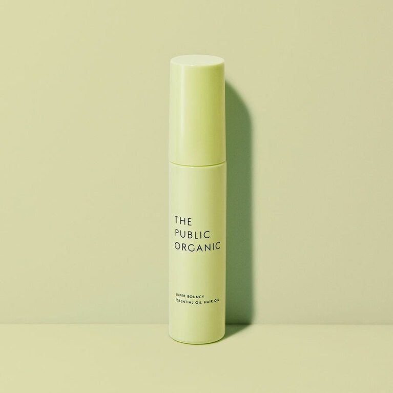 髪を潤いで包みながらスタイリングの働きも兼ねた、日中用のヘアオイルトリートメント。スーパーバウンシーは、スイカシードオイルとタマヌオイル配合で、乾燥して広がりやすい髪をしっとりまとめる。香りはマンダリンオレンジ精油とゼラニウム精油のシトラスフローラル。ザ パブリック オーガニック スーパーバウンシー ディープモイスト 精油ヘアオイル 60mL 1,760円／カラーズ