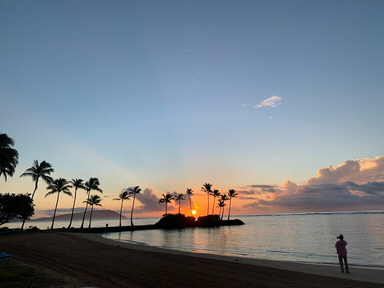 冬の時期は夕日がキッシングポイントに落ちるもっともサンセットが美しい季節。