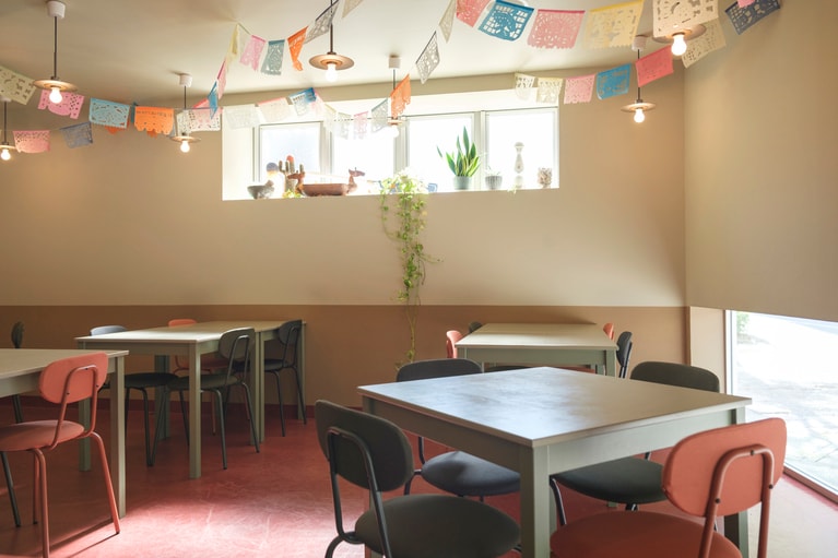 ほんのりメキシコが香る明るい店内。