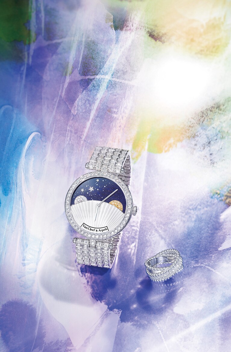 「レディ アーペル ジュール ニュイ」ウォッチ（WG×YG×DIA×アベンチュリン×イエローサファイア×マザーオブパール、ケース径38mm）34,320,000円「ペルレ ダイヤモンド デュオ」リング（WG×DIA）1,650,000円／ともにヴァン クリーフ＆アーペル（ヴァン クリーフ＆アーペル ル デスク）