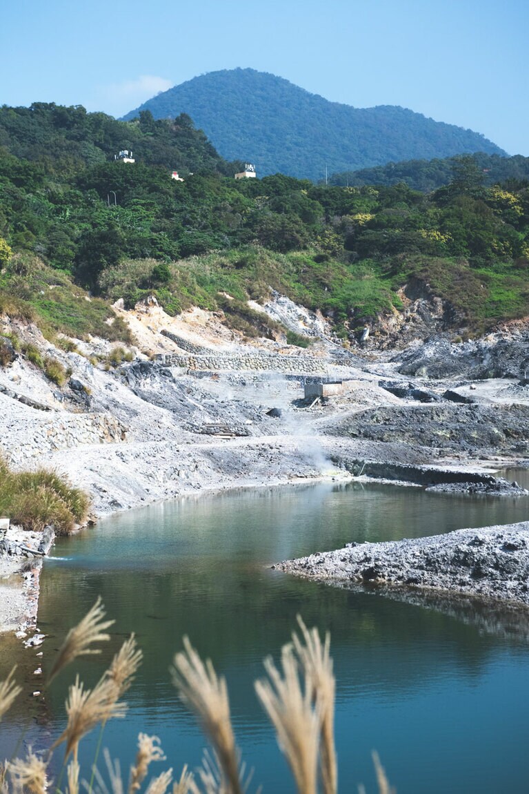 あちこちで源泉の湯気が上がり、風景からもエネルギーを感じる。