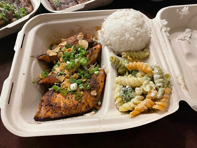 身がふっくらなガーリックサーモン13ドルもおすすめ。