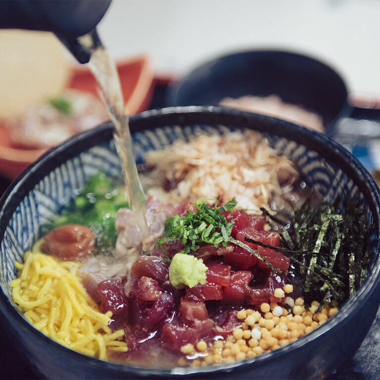 #鉄分たっぷりな枕崎の鰹／枕崎は鰹の名産地。市内にある人気店「だいとく」の「舟人めし」は、枕崎茶で炊いた茶飯に、貧血予防や血行改善に効果的な栄養素豊富な「ぶえん鰹」の刺身、鰹節、錦糸卵などをトッピング。枕崎産の本枯節を使った熱々のだし汁を注ぎ、お茶漬け風に食べると体の中から温まる。