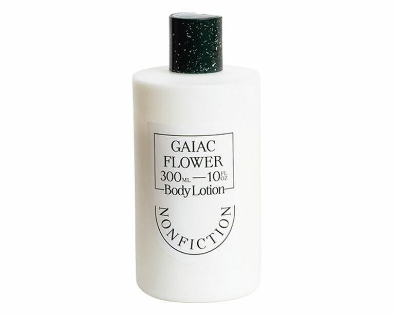 「GAIAC FLOWER」のボディローション。300mL W39,000。