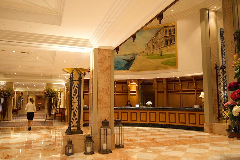 ホテルのレセプション。反対側にコンシェルジュのブースがある。