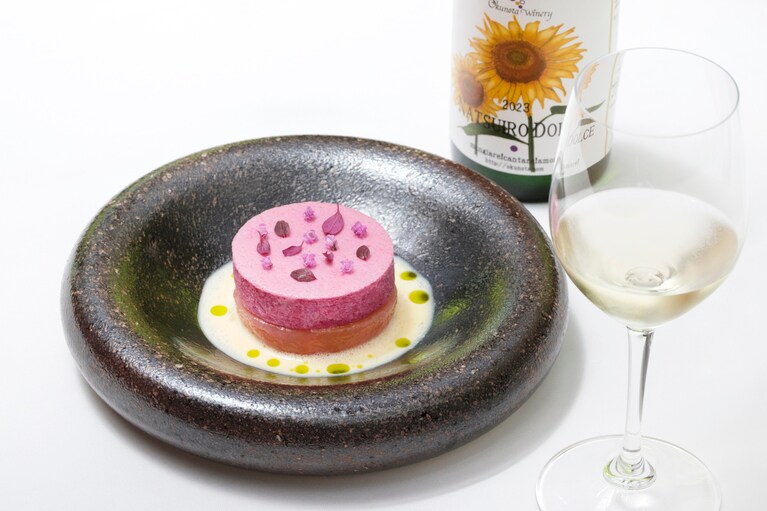 デザート「桃と赤紫蘇のセミフレッド」には、奥野田ワイナリーの「夏色ドルチェ」を合わせて華やかな余韻を。