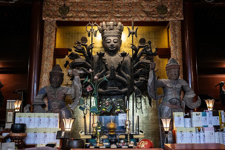 訪れる人々を穏やかな表情で迎える「十一面千手観音菩薩」。