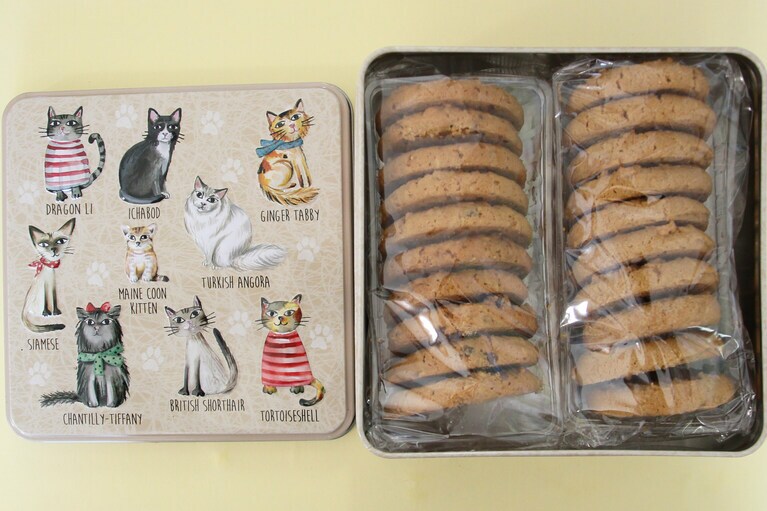 こちらのクッキー缶は四角くて使い勝手がよさそう。蓋には9匹の可愛すぎるねこがエンボス加工されています。中にはイギリスの伝統的なレシピに基づいて焼かれた、チョコチップ＆オレンジクッキーとステムジンジャー＆レモンクッキーが10枚ずつ。