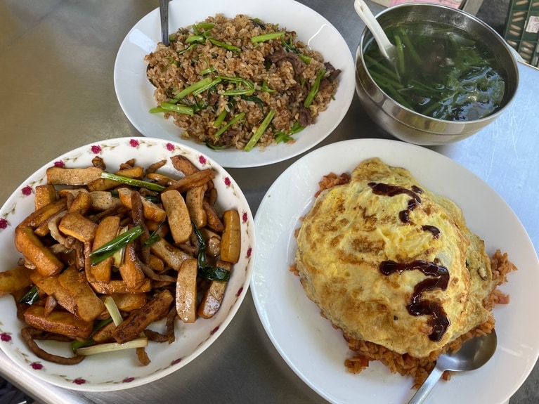 2人で訪問し、1人1品のチャーハン類に加え、おかずとスープも注文した様子がこちら。実際、このボリュームを2人で食べきるのは少々困難。