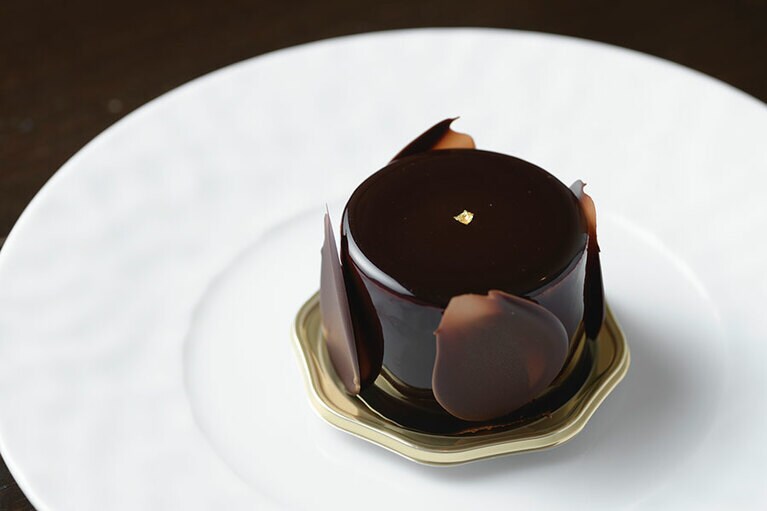 「アンブロワジー」は表面のチョコレートのグラッサージュは鏡のように美しい。飾りは、チョコの花びらと金箔と、とてもシンプル。