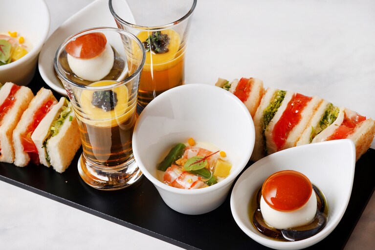 下段には「コンソメジュレとマイスのヴルーテ キャヴィアリ キャヴィア（トランスモンタニュス）とフレーバーオイル」などのセイボリーが並ぶ。